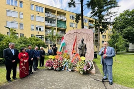 Chủ tịch Hội Hữu nghị Hungary-Việt Nam, ông Laszlo Botz, phát biểu tại lễ dâng hoa. (Ảnh: TTXVN phát)