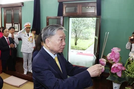 Chủ tịch nước Tô Lâm dâng hương tưởng niệm Chủ tịch Hồ Chí Minh tại Nhà 67, Khu Di tích Chủ tịch Hồ Chí Minh trong Phủ Chủ tịch. (Ảnh: Thống Nhất/TTXVN)