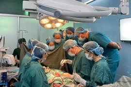 Các bác sỹ Bệnh viện Ung bướu Thành phố Hồ Chí Minh phẫu thuật ung thư cổ tử cung cho người bệnh. (Ảnh: TTXVN phát)