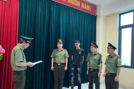 Cơ quan điều tra đọc quyết định khởi tố, lệnh bắt tạm giam đối với Phan Quang Tùng. (Nguồn: Công an tỉnh Phú Thọ)