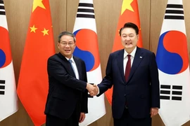 Tổng thống Hàn Quốc Yoon Suk Yeol gặp Thủ tướng Trung Quốc Lý Cường. (Nguồn: Joint Press Corps)