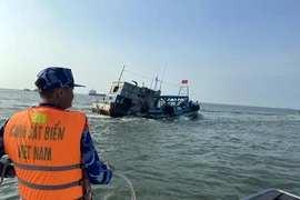Lực lượng Cảnh sát Biển phát hiện tàu chở dầu trái phép. (Ảnh: TTXVN phát)