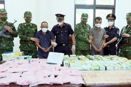 Hai đối tượng vận chuyển hơn 70kg ma túy qua cửa khẩu Cầu Treo (Hà Tĩnh) bị bắt giữ. (Ảnh: TTXVN phát)