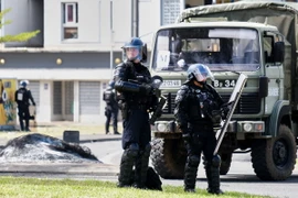 Cảnh sát gác trên đường phố tại Noumea, quần đảo New Caledonia, vùng lãnh thổ hải ngoại của Pháp, ngày 14/5. (Ảnh: AFP/TTXVN)