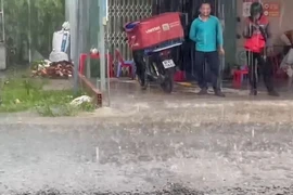 Trận mưa đá xuất hiện chiều 15/6 tại huyện Cờ Đỏ, thành phố Cần Thơ. (Ảnh: TTXVN phát)