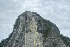 Nổi bật giữa thiên nhiên là ngọn núi đá vôi hùng vĩ với bức tượng Phật Thích Ca Mâu Ni trong tư thế ngồi tọa thiền. Bức tượng được khắc nổi bằng vàng 24K, có chiều cao 109m và rộng khoảng 70m.
