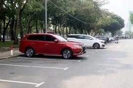 Đỗ xe ôtô dưới lòng đường ở Thành phố Hồ Chí Minh. (Nguồn: TTXVN)