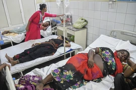Nạn nhân bị thương sau vụ giẫm đạp tại bang Uttar Pradesh, Ấn Độ được điều trị tại bệnh viện ngày 3/7. (Ảnh: THX/TTXVN)