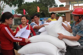 Cục Dự trữ Nhà nước khu vực Nam Tây Nguyên tổ chức phân bổ gạo hỗ trợ cho học sinh các trường thuộc các xã vùng 3 đặc biệt khó khăn trên địa bàn. (Ảnh: Phạm Cường/TTXVN)