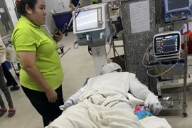Công nhân bị bỏng đang được cấp cứu tại Bệnh viện Đa khoa tỉnh Bình Dương. (Ảnh: TTXVN phát)