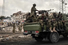Binh sỹ Somalia tuần tra tại hiện trường một vụ đánh bom ở thủ đô Mogadishu. (Ảnh: AFP/TTXVN)