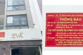 Biển cảnh báo cơ sở bị đình chỉ hoạt động do Ủy ban Nhân dân quận 10 Thành phố Hồ Chí Minh thực hiện. (Ảnh: TTXVN phát)