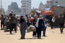 Người dân Palestine sơ tán tránh xung đột tại Khan Younis, Dải Gaza, ngày 2/7. (Ảnh: THX/TTXVN)