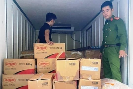 Công an tỉnh Quảng Bình và lực lượng chức năng phối hợp phát hiện, bắt vụ vận chuyển gần 3 tấn nội tạng động vật không rõ nguồn gốc xuất xứ. (Ảnh: TTXVN phát)