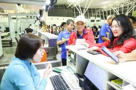 Đoàn Thể thao Việt Nam làm thủ tục tại sân bay. (Ảnh: Hoàng Linh/TTXVN)