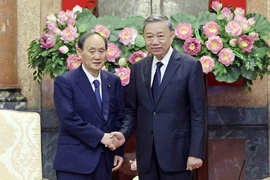 Chủ tịch nước Tô Lâm tiếp nguyên Thủ tướng Nhật Bản Suga Yoshihide, Đặc phái viên của Thủ tướng Kishida Fumio. (Ảnh: Nhan Sáng/TTXVN)