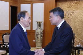 Trưởng Ban Tổ chức Trung ương Lê Minh Hưng tiếp Thủ tướng Nhật Bản Suga Yoshihide. (Ảnh: Phương Hoa/TTXVN)