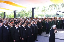 Phu nhân Tổng Bí thư cùng các đồng chí lãnh đạo, nguyên lãnh đạo Đảng, Nhà nước, đại biểu trong nước và quốc tế mặc niệm Tổng Bí thư Nguyễn Phú Trọng. (Ảnh: TTXVN)
