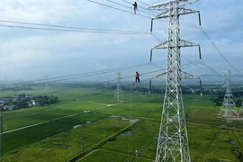 Thi công đường dây 500kV mạch 3. (Ảnh: Việt Hoàng/TTXVN)