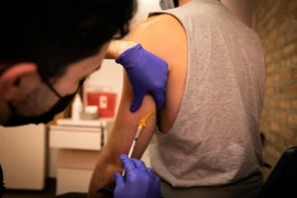 Nhân viên y tế tiêm vaccine phòng bệnh đậu mùa khỉ cho người dân tại Chicago, Mỹ. (Ảnh: THX/TTXVN)