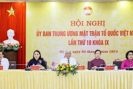 Đoàn Chủ tịch điều hành hội nghị. (Ảnh: Minh Đức/TTXVN)