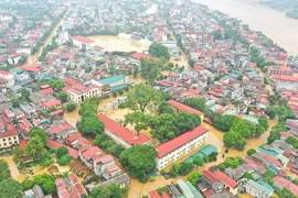 Nước sông Hồng lên cao, nhấn chìm các khu vực nằm ven sông ở thành phố Yên Bái, chiều 9/9. (Ảnh: Tuấn Anh/TTXVN)