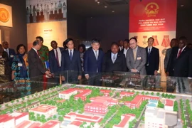 Tổng thống Mozambique Filipe Jacinto Nyusi thăm phòng truyền thống của Học viện Chính trị Quốc gia Hồ Chí Minh. (Ảnh: Thanh Tùng/TTXVN)