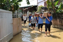 Đoàn công tác Đoàn Thanh niên TTXVN và Trung tâm Phát triển Truyền thông Thông tấn trực tiếp đến thăm hỏi, hỗ trợ các hộ gia đình bị ảnh hưởng sau cơn bão số 3 tại huyện Hạ Hòa, tỉnh Phú Thọ. (Ảnh: Tạ Toàn/TTXVN)