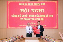 Phó Trưởng ban Thường trực Ban Tổ chức Trung ương Hoàng Đăng Quang công bố và trao Quyết định số 1513-QĐNS/TW ngày 27/8/2024 của Ban Bí thư cho ông Phạm Đức Tiến. (Ảnh: TTXVN phát)