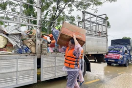 Các đoàn hỗ trợ vận chuyển lương thực và nhu yếu phẩm thiết yếu giúp người dân Hạ Hòa, tỉnh Phú Thọ bị cô lập trong vùng lũ. (Ảnh: Tạ Toàn/TTXVN)