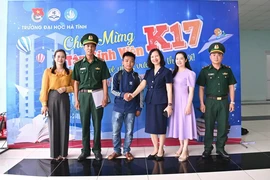 Em Hồ Viết Đức được Tổ công tác biên phòng bản Rào Tre (xã Hương Liên, Hương Khê, Hà Tĩnh) đưa đi nhập học tại Đại học Hà Tĩnh. (Ảnh: TTXVN phát)