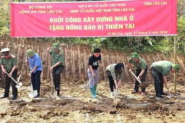 Các đại biểu khởi công xây dựng nhà ở cho hộ dân bị ảnh hưởng nặng nề sau bão. (Ảnh: TTXVN phát)