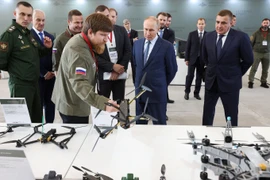 Tổng thống Putin thăm cơ sở sản xuất drone FPV ngày 19/9. (Ảnh: Reuters)