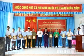 Phó Chủ tịch nước Võ Thị Ánh Xuân và Bí thư Tỉnh ủy Hòa Bình Nguyễn Phi Long tặng quà người có uy tín, gia đình chính sách xã Vĩnh Đồng, huyện Kim Bôi. (Nguồn: Báo Hòa Bình)