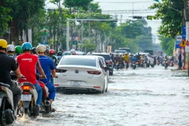 Nước ngập trên đường Cách Mạng Tháng Tám (phường An Thới, quận Bình Thủy) sáng 7/10. (Ảnh: Thanh Liêm/TTXVN)