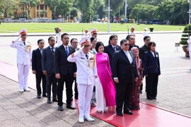 Chủ tịch Hạ viện Malaysia Tan Sri Dato’ Johari Bin Abdul và Phu nhân thành kính tưởng nhớ Chủ tịch Hồ Chí Minh. (Ảnh: Minh Đức/TTXVN)