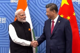 Thủ tướng Ấn Độ Narendra Modi (trái) và Chủ tịch Trung Quốc Tập Cận Bình tại cuộc gặp bên lề Hội nghị cấp cao BRICS ở Kazan, Nga, ngày 23/10/2024. (Ảnh: ANI/TTXVN)