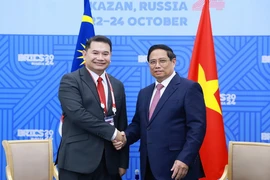 Thủ tướng Phạm Minh Chính tiếp Bộ trưởng Kinh tế Malaysia Rafizi Ramli. (Ảnh: Dương Giang/TTXVN)