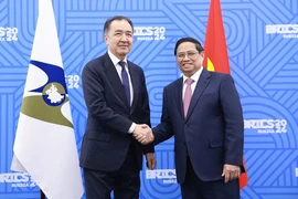 Thủ tướng Phạm Minh Chính gặp Chủ tịch Hội đồng Ủy ban Kinh tế Á-Âu (EEK) Bakytzhan Sagintayev. (Ảnh: Dương Giang/TTXVN)