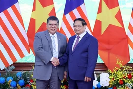 Thủ tướng Chính phủ Phạm Minh Chính với Chủ tịch Hạ viện Malaysia Tan Sri Dato’ Johari Bin Abdul. (Ảnh: Phạm Kiên/TTXVN)