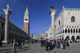 Du khách tham quan Venice, Italy. (Ảnh: AFP/TTXVN)