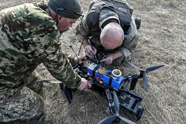 Quân nhân Ukraine chuẩn bị bay thử máy bay không người lái gắn lựu đạn. (Nguồn: Reuters)