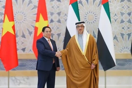 Phó Tổng thống UAE Sheikh Mansour Bin Zayed Al Nahyan chủ trì Lễ đón Thủ tướng Phạm Minh Chính thăm chính thức Các Tiểu Vương quốc Arab Thống nhất (UAE). (Ảnh: Dương Giang/TTXVN)