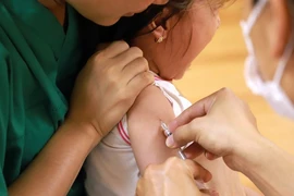 Tiêm vaccine cho trẻ nhỏ. (Nguồn: TTXVN)