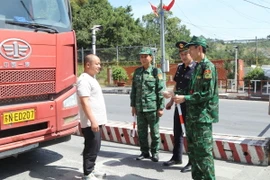 Lực lượng hải quan và biên phòng Cửa khẩu Quốc tế Hữu Nghị phối hợp kiểm soát phương tiện nhập khẩu hàng hóa vào Việt Nam. (Ảnh: Quang Duy/TTXVN)