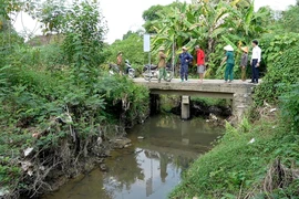 Cầu tràn qua suối Khe Cốc, xã Hoa Sơn, huyện Anh Sơn, tỉnh Nghệ An không có lan can. (Ảnh: Văn Tý/TTXVN)