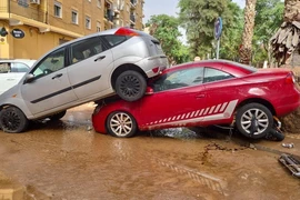 Ôtô bị cuốn trôi chồng lên nhau trên phố sau lũ quét tại Valencia, Tây Ban Nha ngày 30/10. (Ảnh: THX/TTXVN)