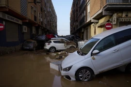 Ôtô bị cuốn trôi chồng lên nhau trên phố sau lũ quét tại Valencia, Tây Ban Nha ngày 30/10. (Ảnh: THX/TTXVN)