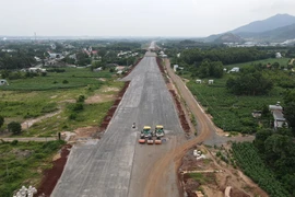 Thi công Dự án thành phần 3 Cao tốc Biên Hòa-Vũng Tàu giai đoạn 1 đoạn qua tỉnh Bà Rịa-Vũng Tàu. (Ảnh: Huỳnh Sơn/TTXVN)