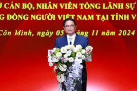 Thủ tướng Phạm Minh Chính phát biểu tại buổi gặp cán bộ, nhân viên Tổng lãnh sự quán và cộng đồng người Việt Nam tại tỉnh Vân Nam. (Ảnh: Dương Giang/TTXVN)